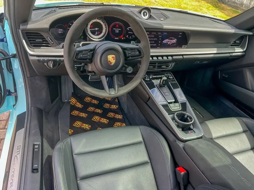 Cockpit do Porsche 911 com volante e instrumentos