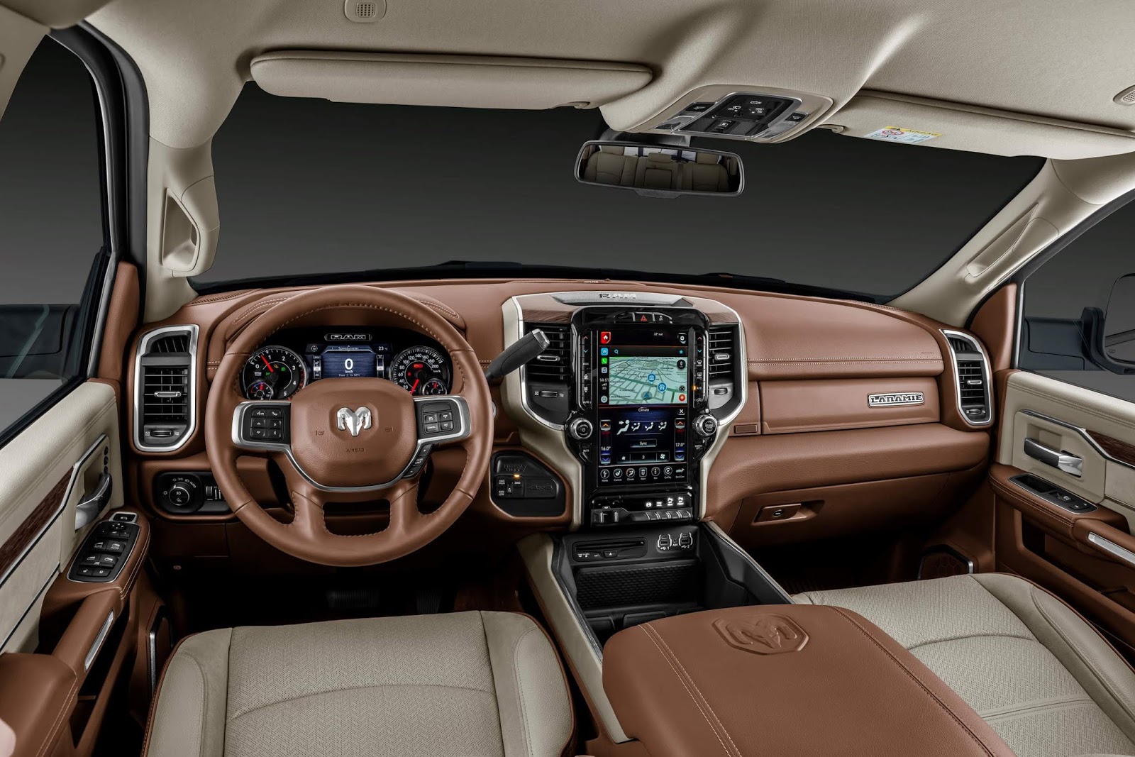 Interior da RAM com painel marrom