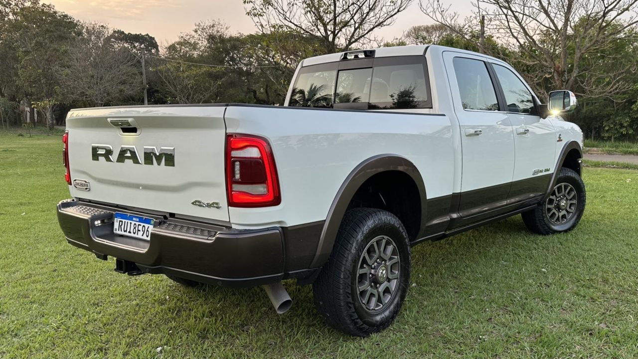 RAM traseira em campo verde
